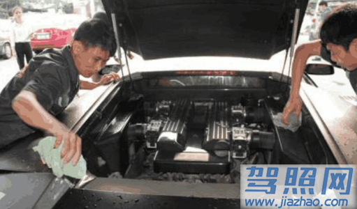 汽车发动机舱可以用水洗吗1