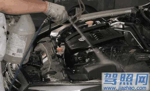 汽车发动机舱可以用水洗吗2